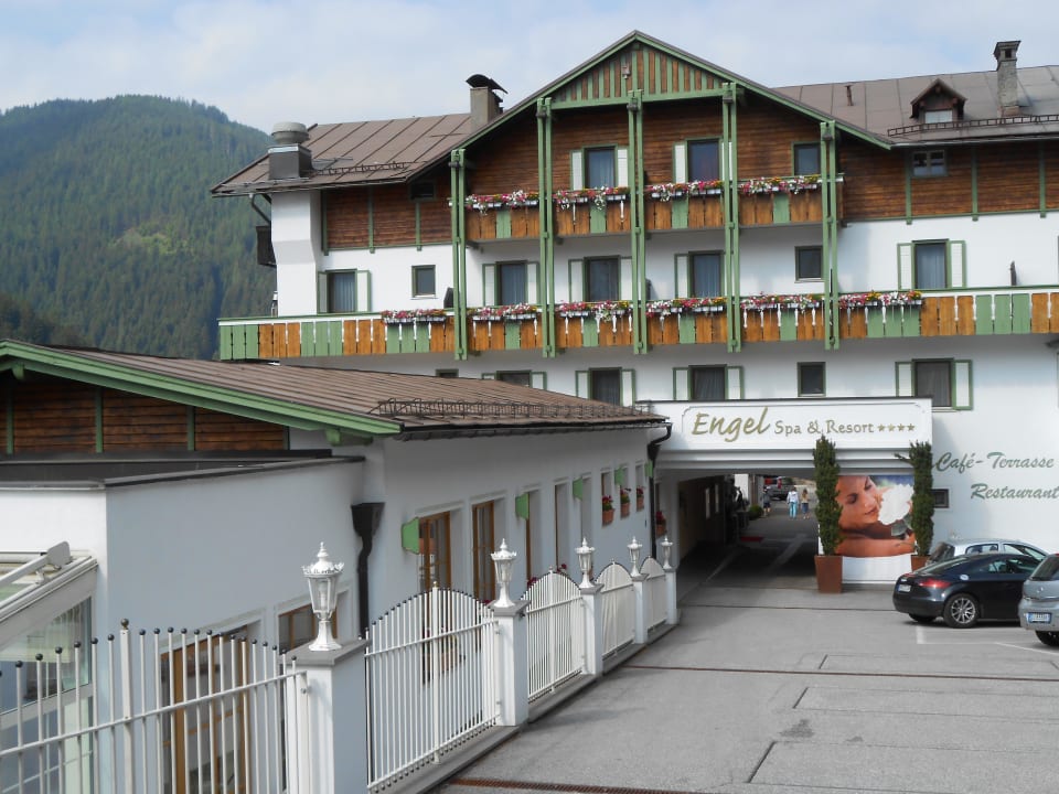 Vom Parkplatz zum Eingang Engel Gourmet&Spa