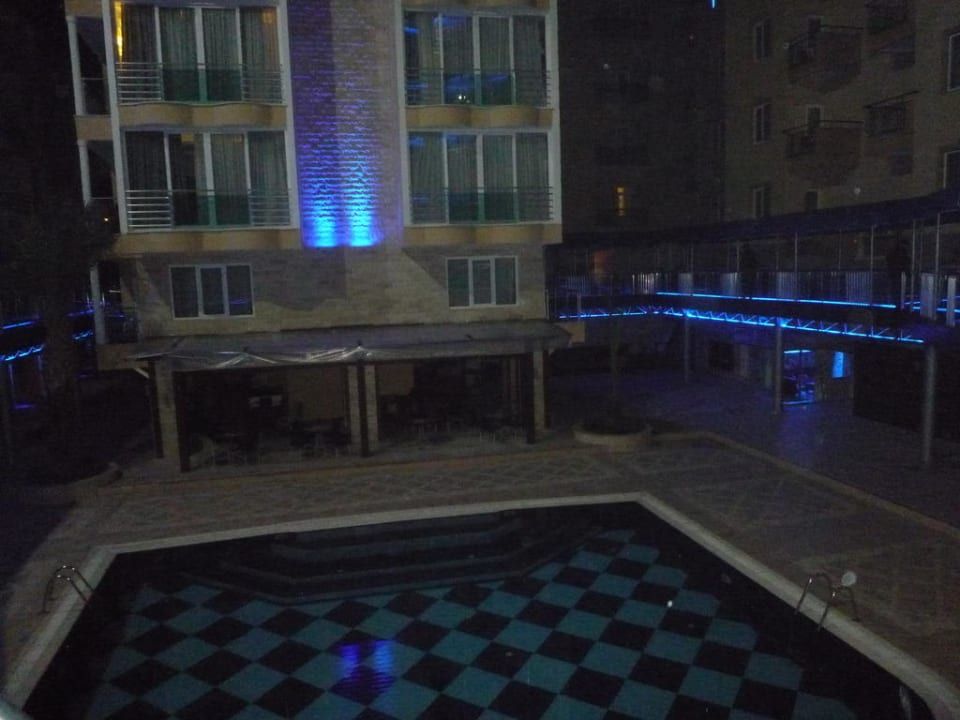 Aussenpool bei Nacht Tac Premier Hotel & Spa