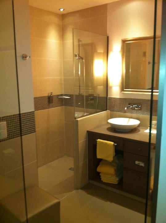 Badezimmer mit Blick auf Dusche Wohlfühlresort Peternhof