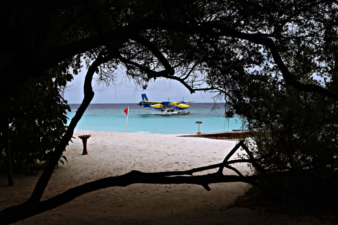 "Parkplatz" des Wasserflugzeuges am Südstrand Adaaran Select Meedhupparu Island Resort - Premium All Inclusive