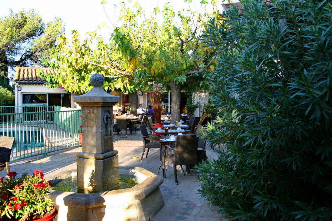 Frühstück im Freien - neben dem Pool Logis Hôtel Uzès Pont du Gard