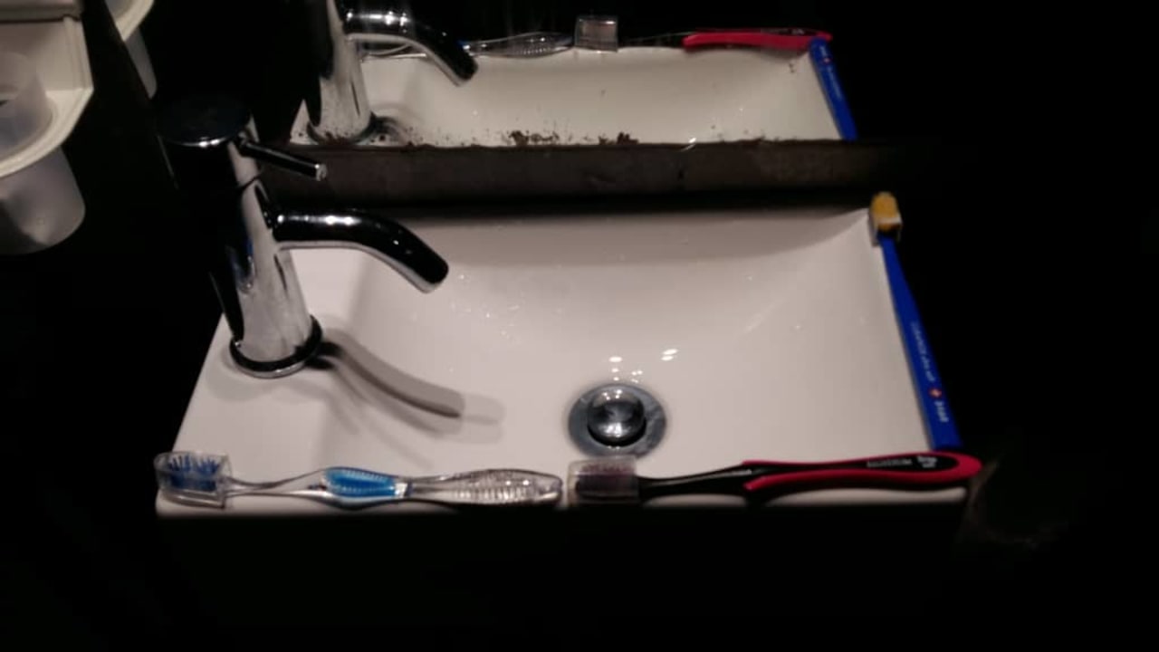 Mini umywalka w pokoju de lux Gardelli Resort Art Hotel