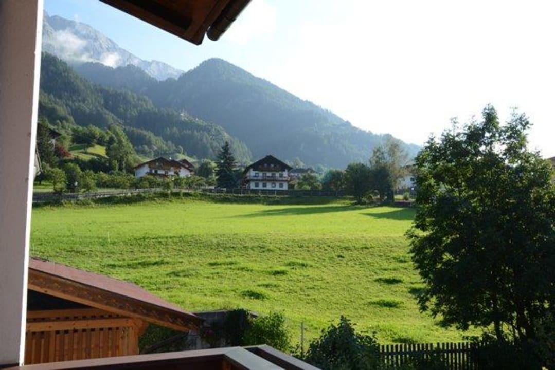 Vom Balkon Richtung Lanschaft hinter dem Haus Gasthof Rose