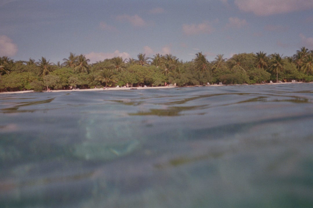 Aussicht vom Wasser aus zur Insel Adaaran Select Hudhuran Fushi - Premium All Inclusive