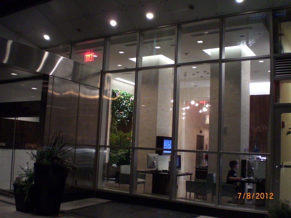 Abends vor dem Hotel Distrikt Hotel New York City