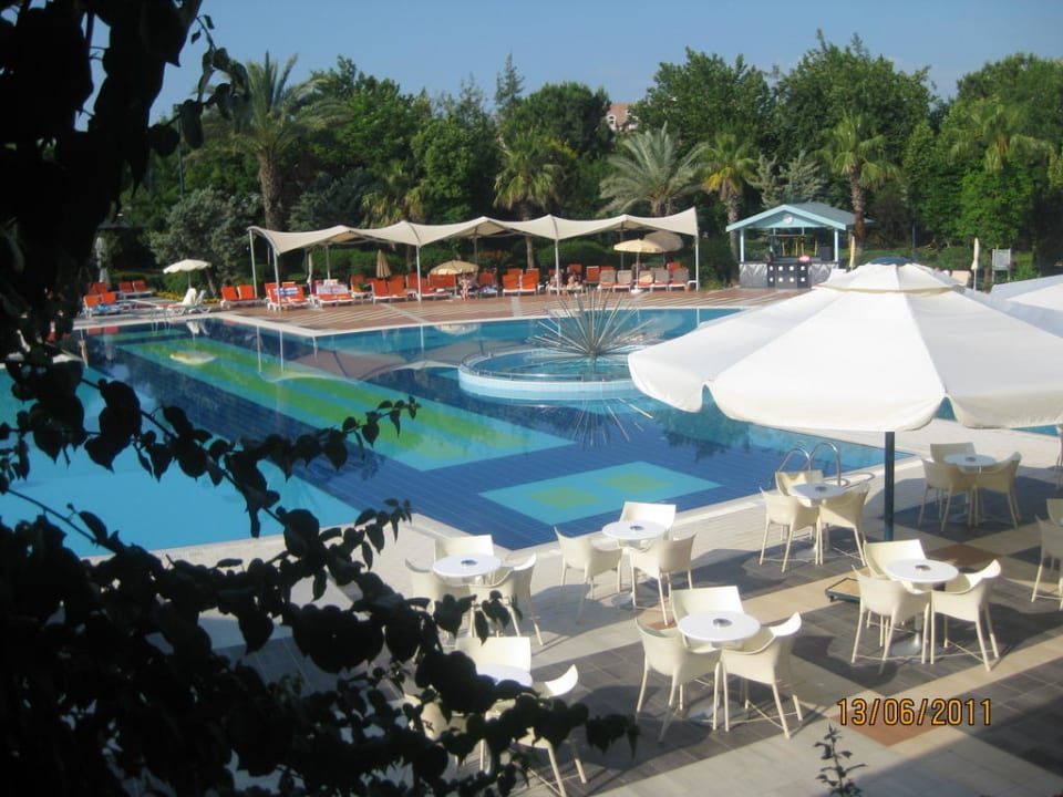 Blick vom Restaurant auf den Pool Le Jardin Resort