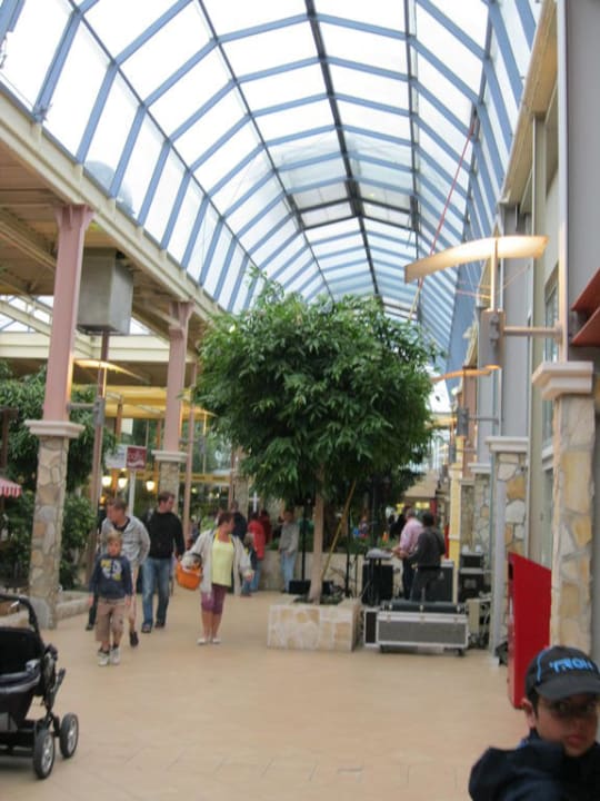 Passage mit Restaurants Ferienwohnungen Ferienpark Weissenhäuser Strand