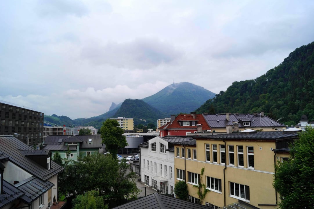 Vom Fenster der Blick nach aussen Dorint City-Hotel Salzburg