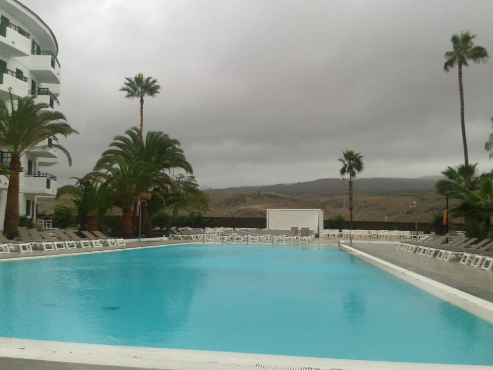 Ausnamsweise mal Sturm und leerer Pool Servatur Playa Bonita