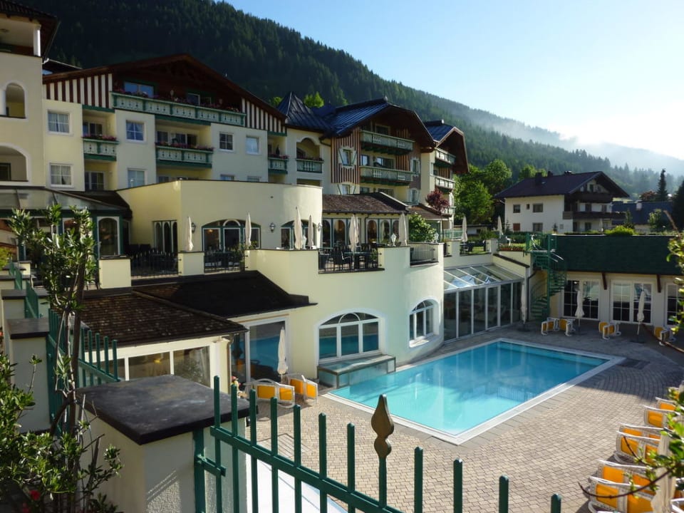 Von der Terrasse auf den Pool Alpenrose - Familux Resort