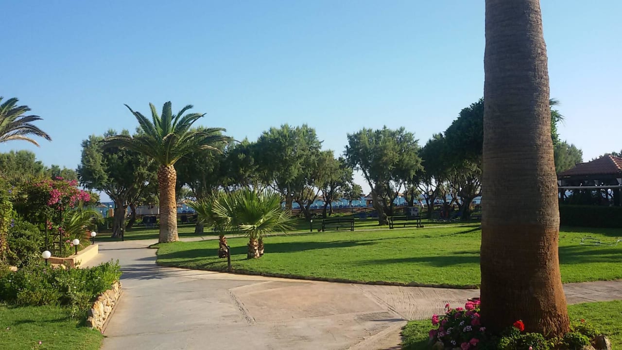 Eine schöne Gartenanlage Anissa Beach & Village