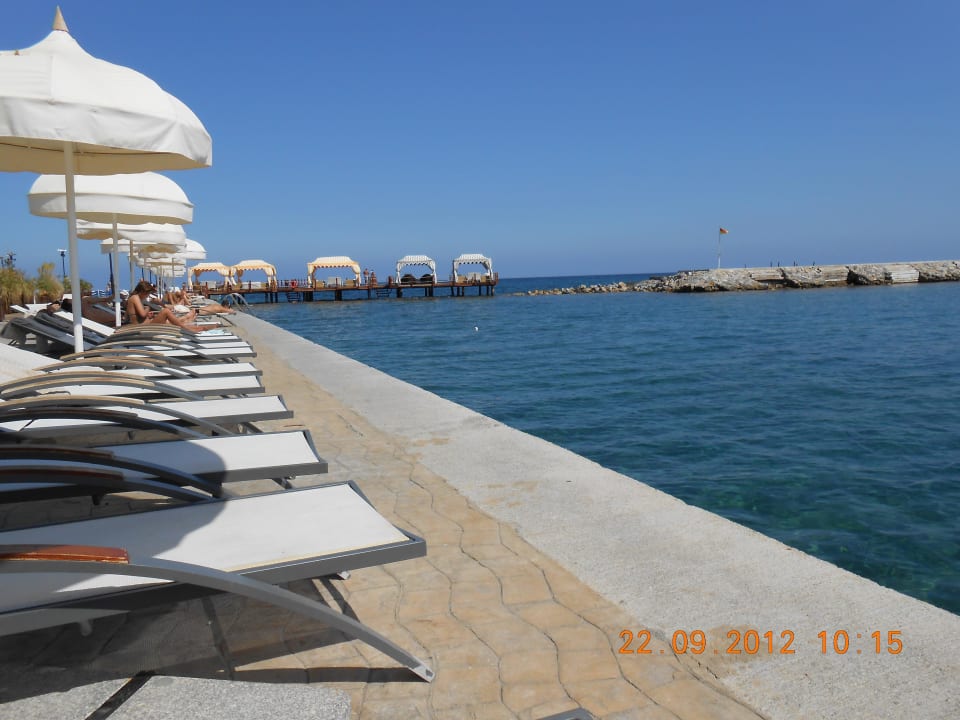 Seitlich am Meer mit Liegen Cratos Premium