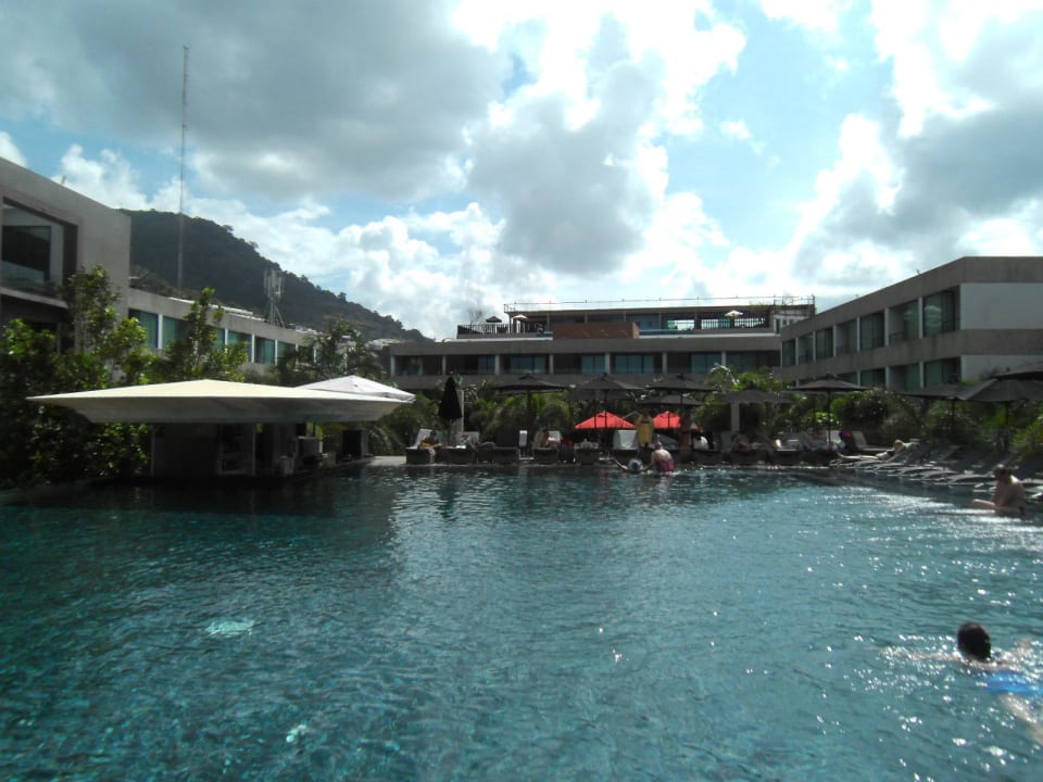 Blick auf den hinteren Hotelbereich (2) B-Lay Tong Phuket Hotel