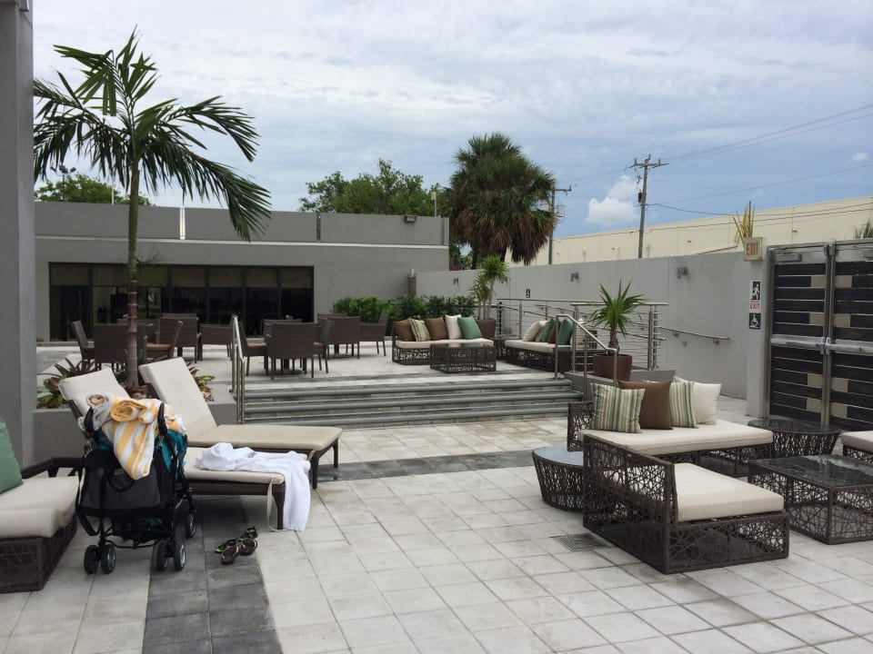 Die Loungesessel laden zum Verweilen ein EB Hotel Miami