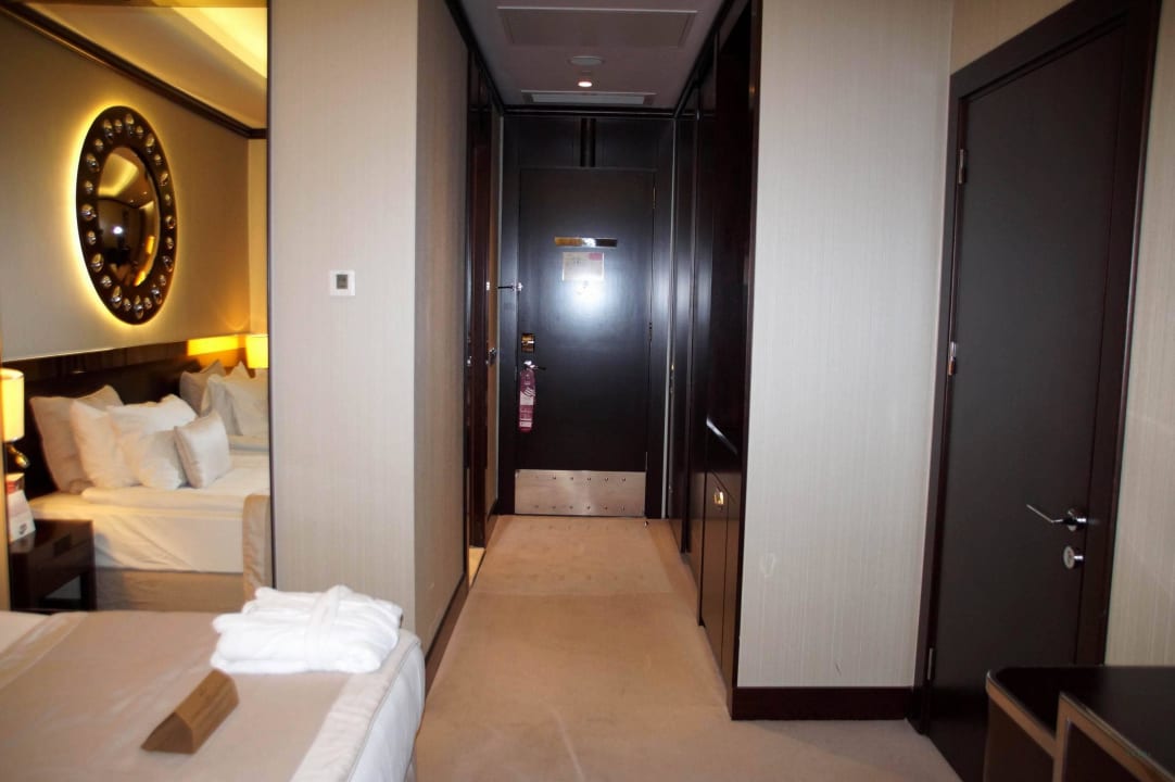 Zimmer und deren Ausstattung. Hotel Crowne Plaza Bursa Convention Center & Thermal Spa