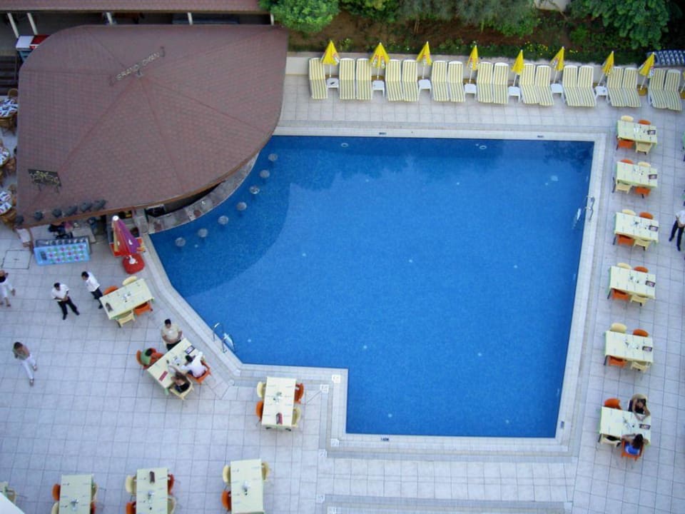 Pool mit Bar Hotel Grand Okan