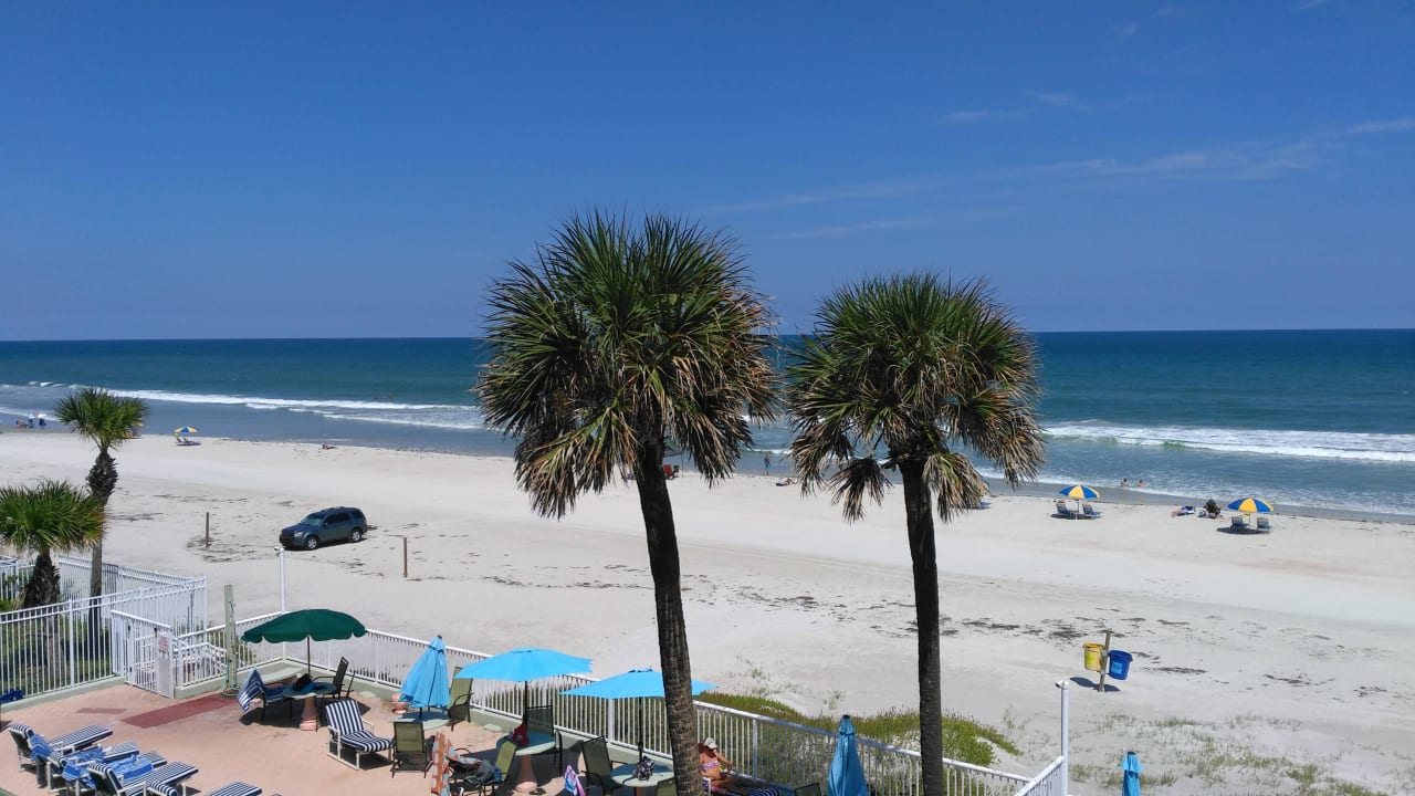 Blick über Pooldeck zum Strand Hotel Atlantic Ocean Palm Inn