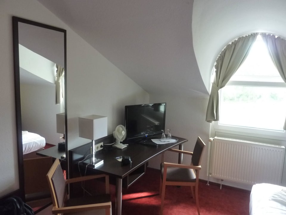 Schreibtisch mit TV Hotel zum Löwen