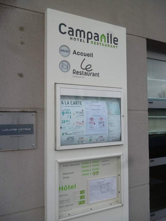Przy wejściu Hotel Campanile Roissy Le Mesnil Amelot