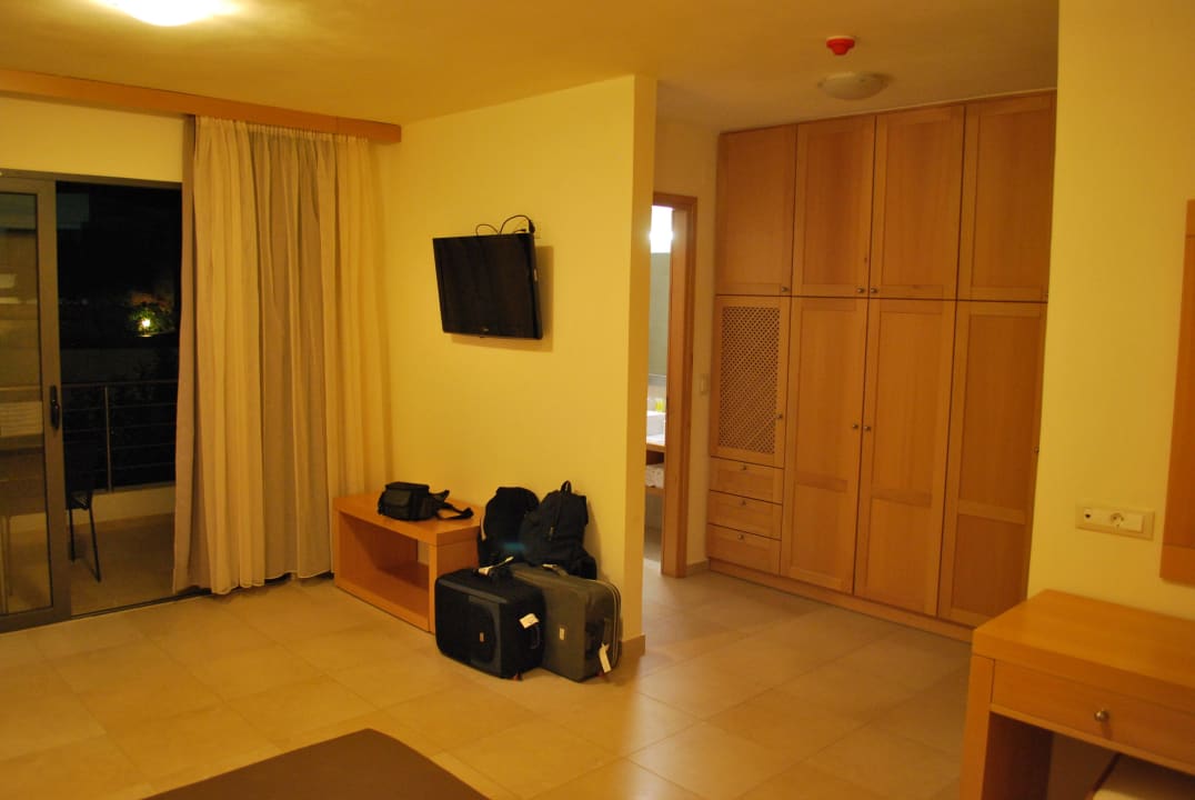 Ściana szaf i wejście do łazienki po prawej. Ariadne Beach Hotel