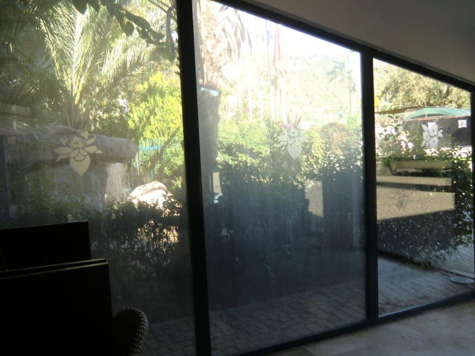 Ungeputztes Fenster  Le Jardin Resort