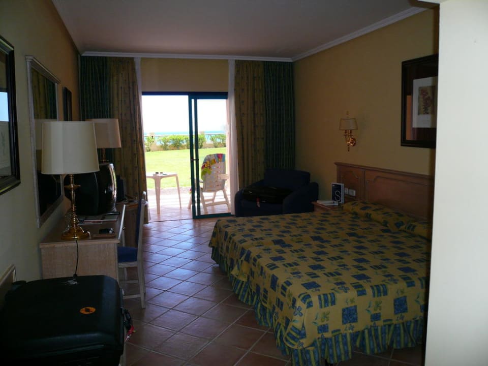 Blick durch das Zimmer 1108 auf die Terrasse H10 Playa Esmeralda - Adults only