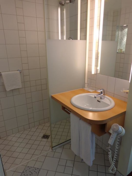 Waschbecken direkt gegenüber dem WC NYX Hotel Erfurt