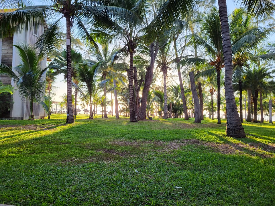 Gartenanlage Crystals Beach Resort Belle Mare, a member of Radisson Individuals