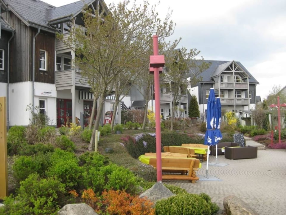 Platz zum Verweilen vor der Vinothek Hapimag Resort Winterberg