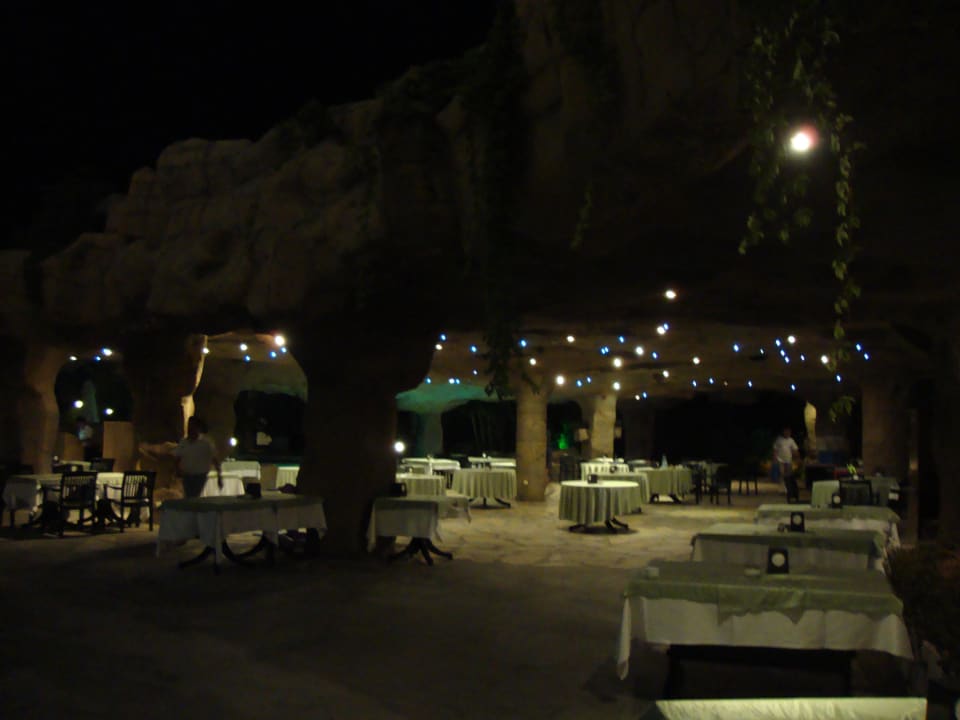 Restauracja pod wodospadem Starlight Resort Hotel