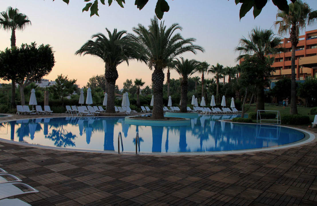 Der schöne Pool Hotel Grand Side