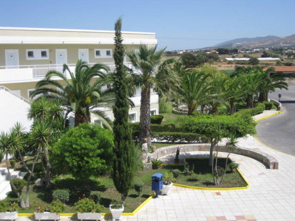 Garten im Eingangsbereich Corali Hotel