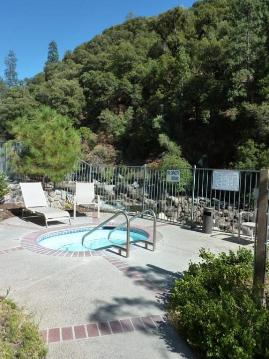 Kleiner Whirlpool neben dem Fluss Hotel Yosemite View Lodge