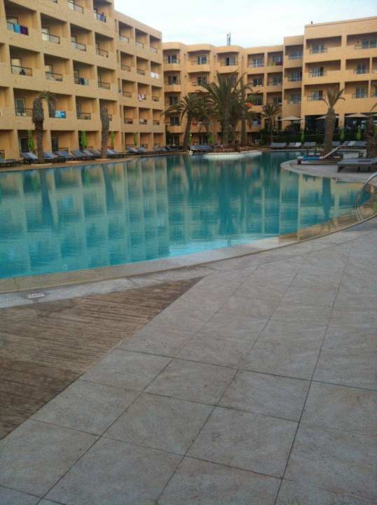 Hotel in der Aussenansicht am Abend Hotel Rosa Beach