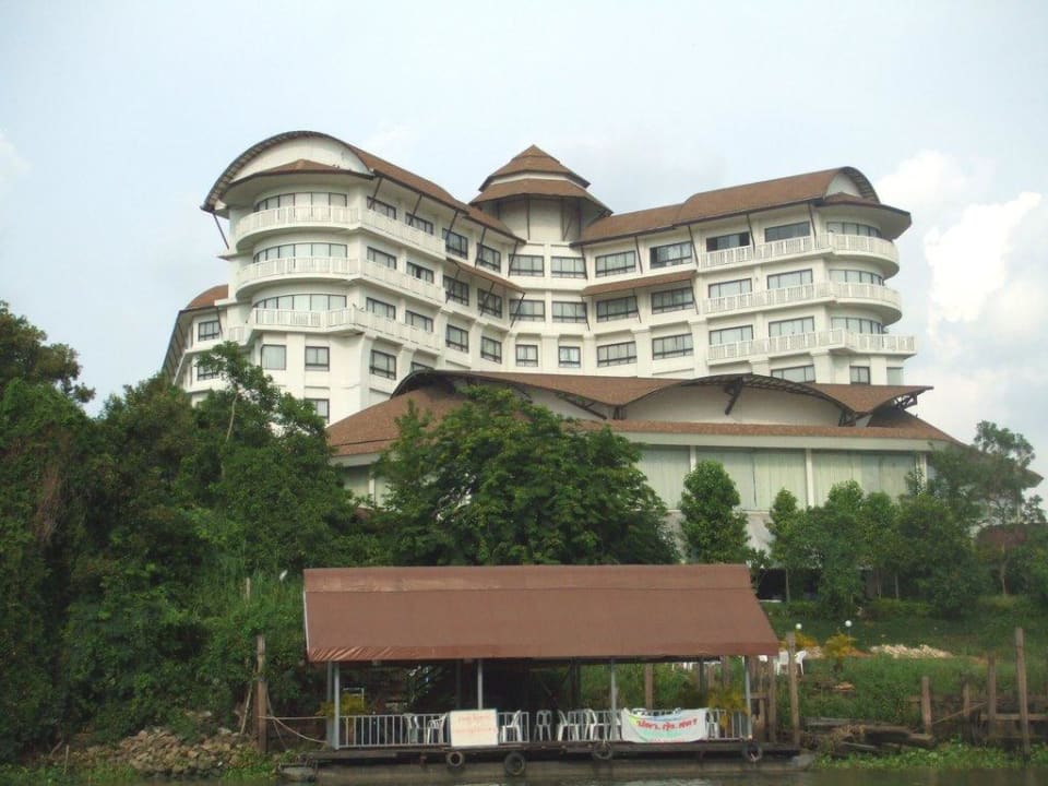 Hotelansicht mit Bootanleger Hotel Woraburi Resort Ayutthaya