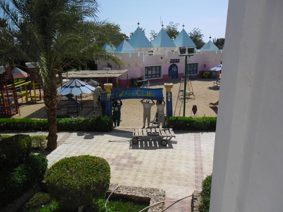 Eingangsschild wird angebracht am Kidsclub Menaville Safaga