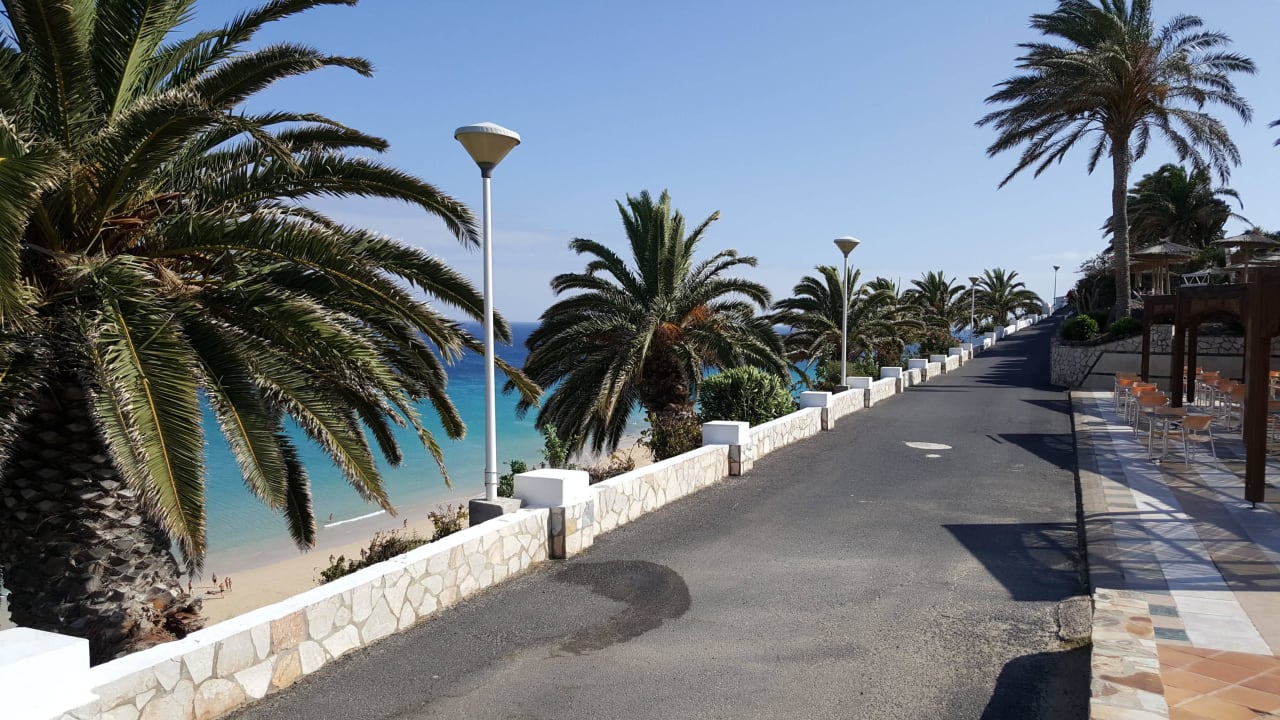 Weg am Hotel entlang SBH Club Paraiso Playa