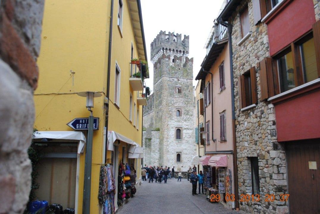 Einige Meter vom Hotel der Blick zu Castello Hotel Sirmione e Promessi Sposi