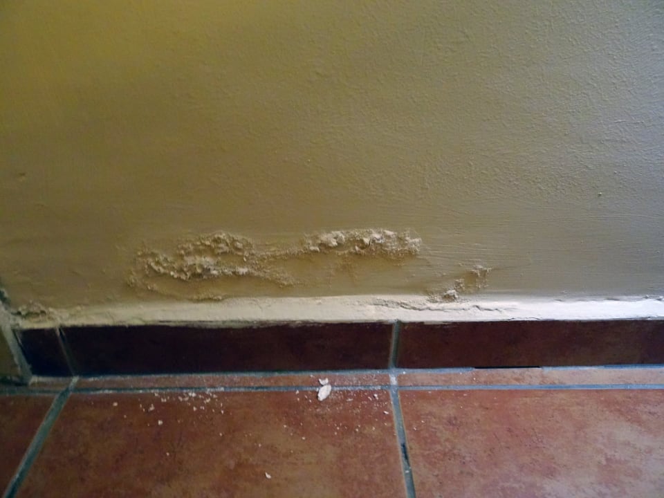 Schimmel in der Aussenwand des ersten Zimmers Ephesia Holiday Beach Club