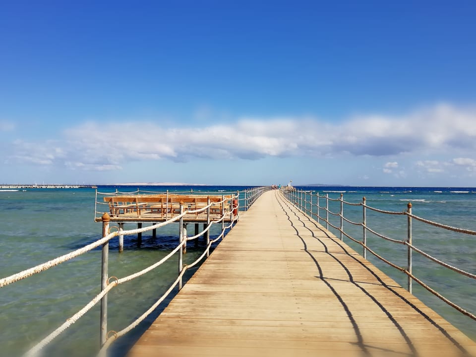 Ca. 300 m langer Steg  Jasmine Palace Resort & Spa