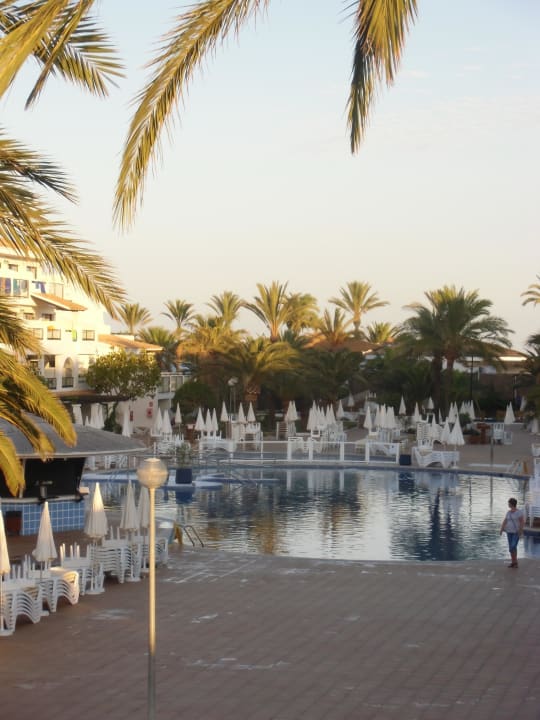 Sonnenterrasse & Pool vom 1. Stock betrachtet FERGUS Style Bahamas