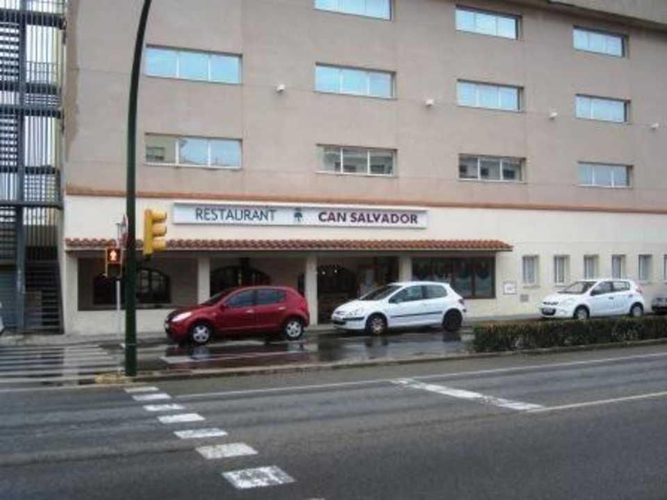 Вид отеля  и ресторана с улицы Hotel Can Salvador