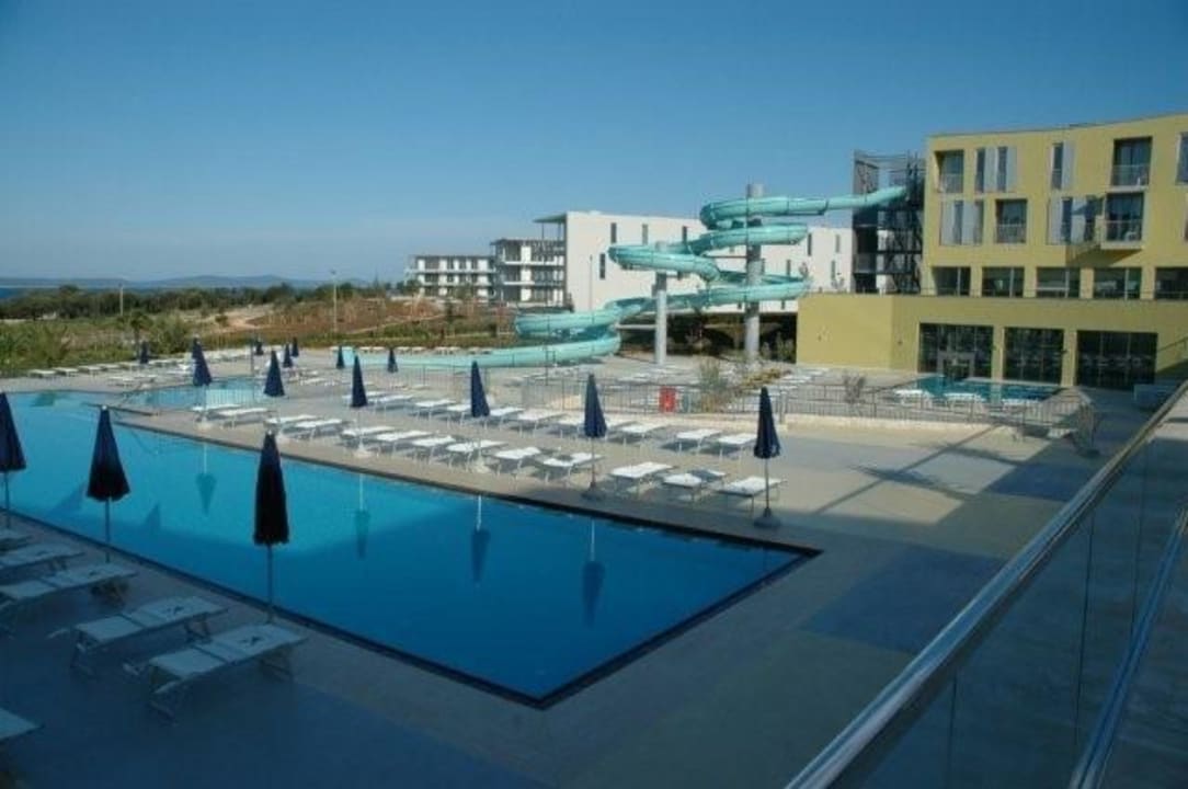 Oberer Schwimmerpool im Hintergrund Rutsche Falkensteiner Family Hotel Diadora