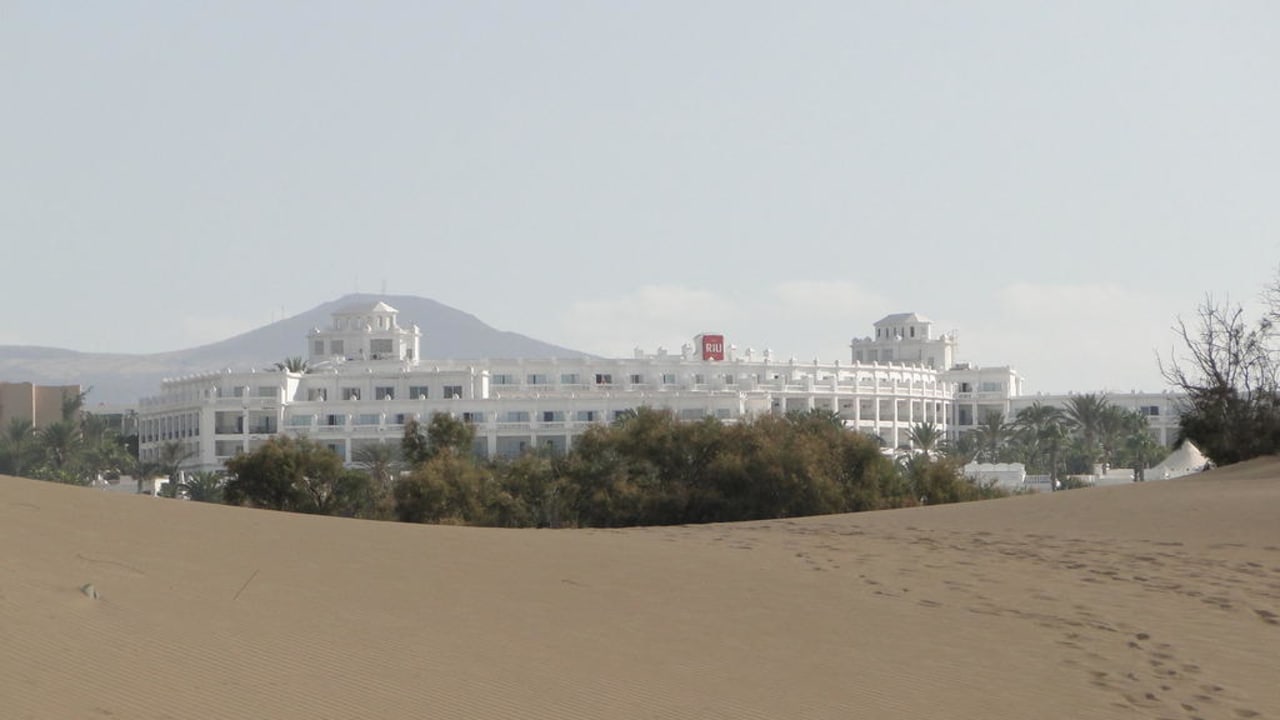 Blick von den Dünen zum Hotel Hotel Riu Palace Maspalomas Adults Only