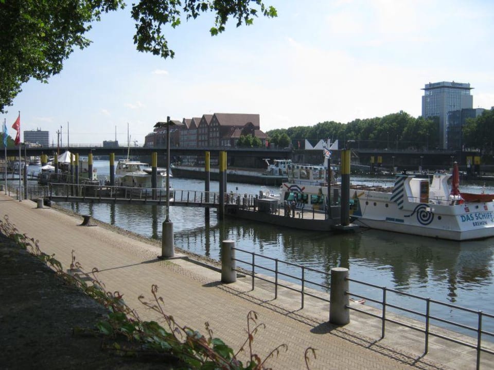 An der Weser gelegen DJH Jugendherberge Bremen