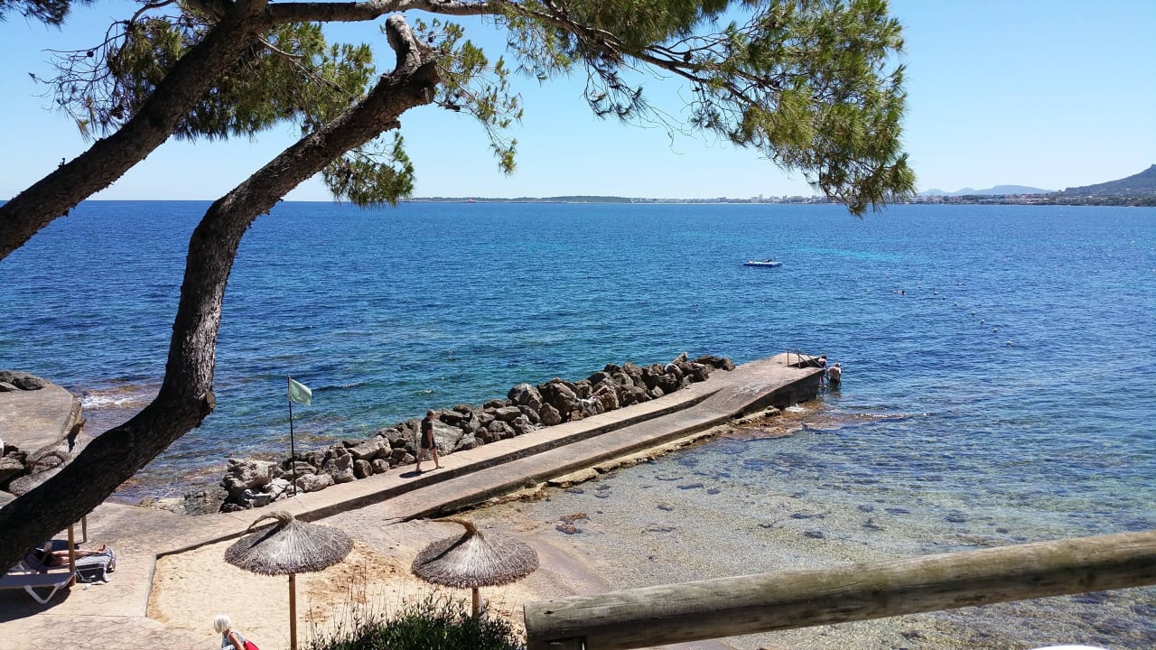 Blick von der Gartenanlage auf Hotelstrand/Meer Hipotels Eurotel Punta Rotja Golf & Spa