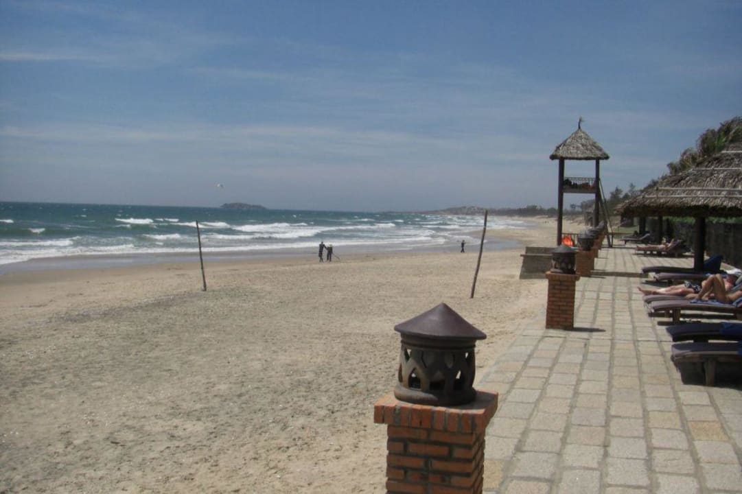 leerer ungenutzter Strand Pandanus Resort