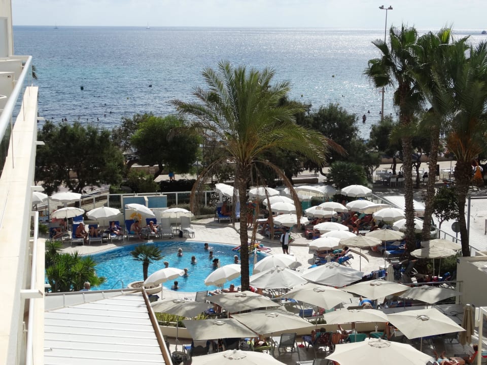 Blick über den Pool auf das Meer Sabina Hotel & Suites