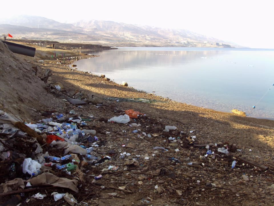 Das Abwasserrohr gehört zum Hotel! Holiday Inn Resort Dead Sea