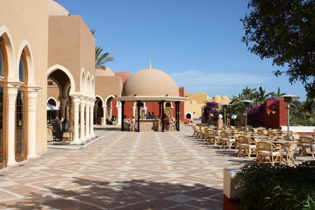 Blick auf Terrasse und Bar Grand Makadi